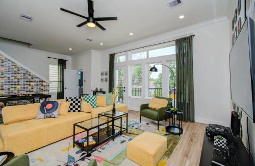 a living room with a couch and a fireplace at 3bd-Rooftop Movie Theater-BBQ-Retro Music Theme-Downtown 8mins in Houston
