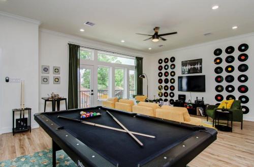 a living room with a pool table in it at 3bd-Rooftop Movie Theater-BBQ-Retro Music Theme-Downtown 8mins in Houston