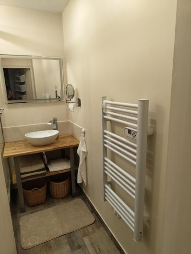 une salle de bain avec un lavabo et un miroir dans l'établissement bord de mer 