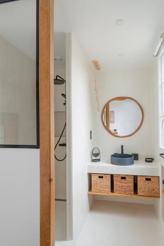 une salle de bain avec un lavabo et un miroir dans l'établissement Modern Design 1 BR near Parc des Princes, à Boulogne-Billancourt
