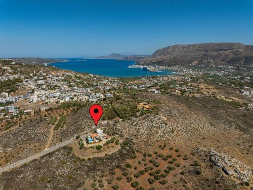 een luchtfoto van een rode markering op een heuvel bij Karmilos Hill Villa in Chania