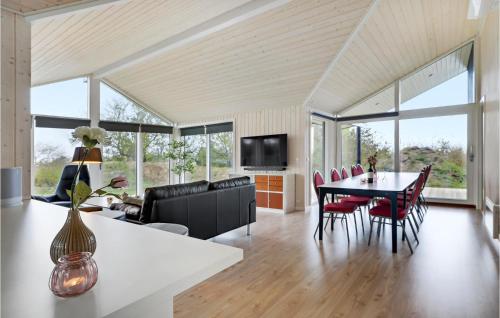 Μια τηλεόραση ή/και κέντρο ψυχαγωγίας στο Awesome Home In Hasle With Wifi
