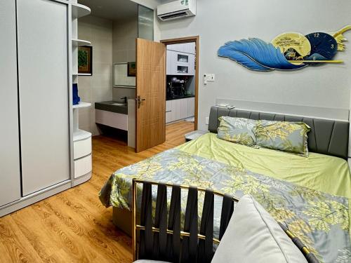a small bedroom with a bed and a kitchen at Á Châu homestay in Ấp Thanh Sơn (1)