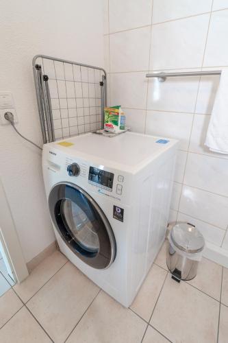 a washing machine in a bathroom with at RANGE - Apartments - Küche - WLAN - Netflix - 1-7 Personen in Fellbach