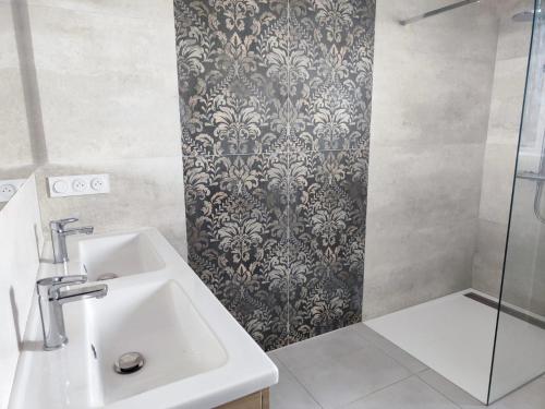 une salle de bain avec un lavabo et une douche dans l'établissement Villa REVA ,8 couchages, piscine entre terre et mer, à Nézignan-lʼÉvêque