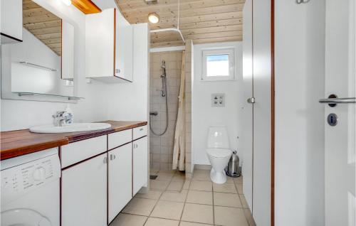 Ένα μπάνιο στο Nice Home In Frederikshavn With Wifi