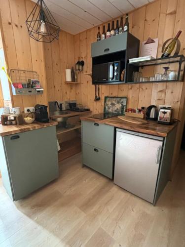 - une cuisine avec des murs en bois et un comptoir dans l'établissement La Wodapalousa, Surf & Crossfit Guesthouse, 800m from Beach, à Bidart