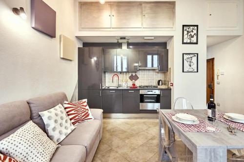 a living room with a couch and a table at La Casa di Nonna Danda in Montepulciano
