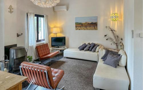 un salon avec un canapé et une télévision dans l'établissement Awesome Home In Pouzols-Minervois, à Pouzols-Minervois