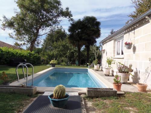 une piscine dans la cour d'une maison dans l'établissement Maison de 225m2 avec piscine, spa et billard, à Floirac