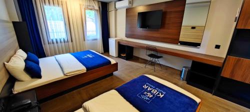 Μια τηλεόραση ή/και κέντρο ψυχαγωγίας στο Kibar Suite Hotel