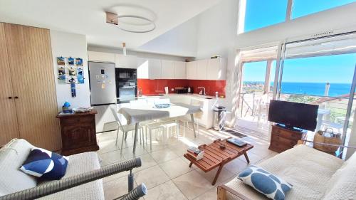 une cuisine et un salon avec vue sur l'océan dans l'établissement Cassis, le Grand Bleu, triplex vue mer, port plage 10mn à pieds, à Cassis