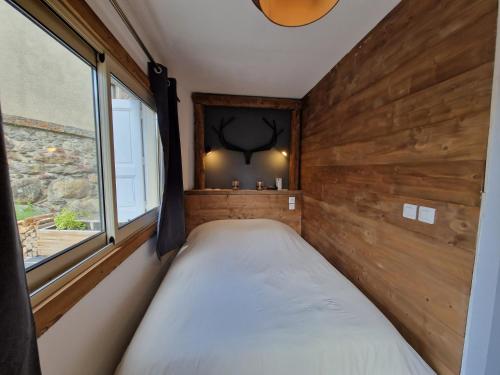 Postel nebo postele na pokoji v ubytování Chambre double avec salon chez l habitant-Maison Llapasset