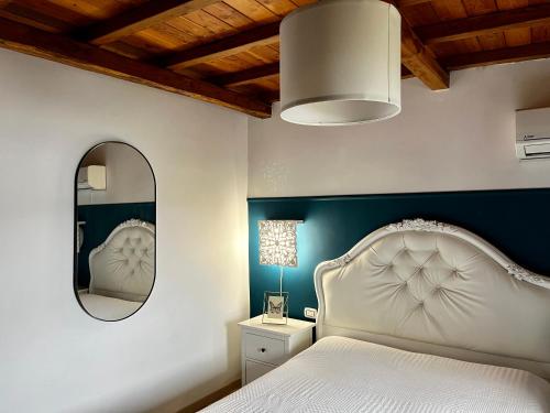 A bed or beds in a room at Eleganza in Centro sul Lago - Anguillara Sabazia