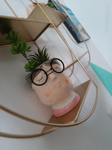 a toy head with glasses on a shelf at La Casetta di Zoe Apartment in Molfetta
