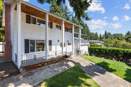 ボセルにあるColonial Home 7BR 4BA Sleeps 14の白い家の外観
