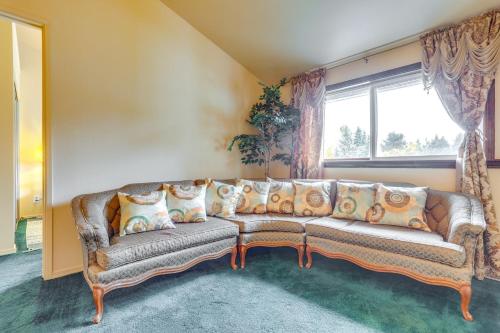Colonial Home 7BR 4BA Sleeps 14にあるシーティングエリア
