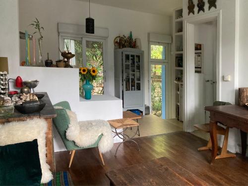 un salon avec une table et un piano dans l'établissement Maison avec jardin, à Paris