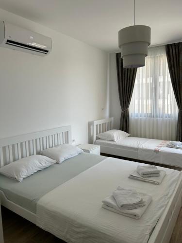 une chambre avec deux lits avec des serviettes dessus dans l'établissement Apartment Veljko Becici, à Becici