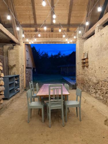 a dining room table and chairs in a barn at Prázdninový dům DESÍTKA in Svídnice