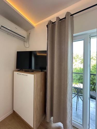 A television and/or entertainment centre at Apartman Igor