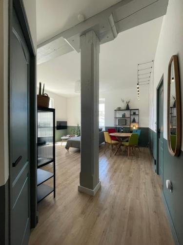 un salon avec un canapé et une table dans l'établissement Moulin Saint Remy, à Saint-Rémy-de-Provence