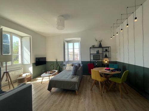 un salon avec un canapé et une table dans l'établissement Moulin Saint Remy, à Saint-Rémy-de-Provence