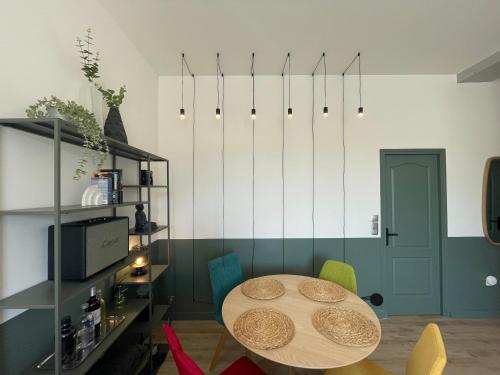 une salle à manger avec une table et des chaises dans l'établissement Moulin Saint Remy, à Saint-Rémy-de-Provence