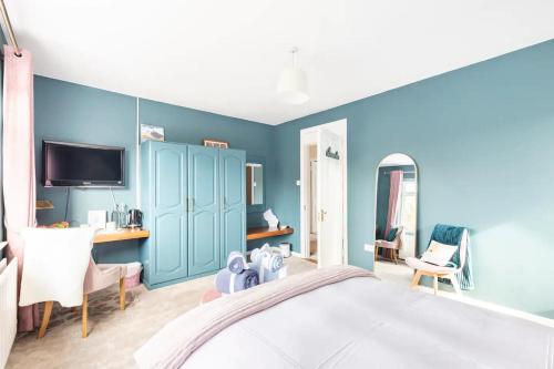 Postel nebo postele na pokoji v ubytování Station Road Homestay