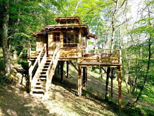 a tree house in the middle of the woods at Domaine d'Escapa in Estipouy