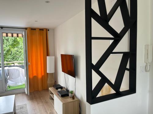 - un salon avec un miroir mural dans l'établissement Superbe 3 chambres proche lyon et eurexpo parking, à Bron