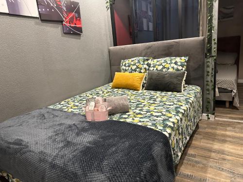 un lit avec des oreillers dessus dans une chambre dans l'établissement Au cœur de Perpignan, à Perpignan