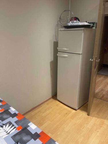 Cette chambre dispose de parquet et d'un petit réfrigérateur. dans l'établissement Maison deux chambres, à Frotey-lès-Vesoul