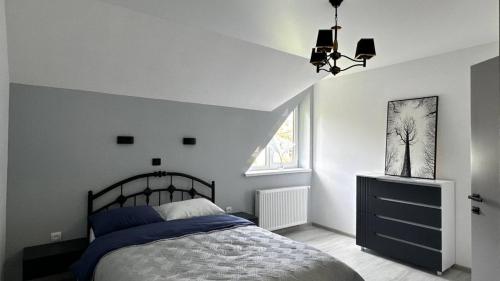 a bedroom with a bed and a window at Koteg LEMBERG in Slavske