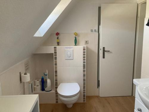 Et badeværelse på Ferienwohnung Waldhöhe -sonniger Balkon-Boxspringbett-Ladestation E-Auto