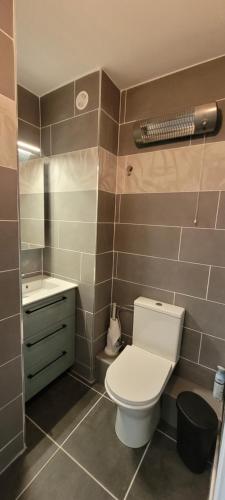 ein Badezimmer mit Toilette und Waschbecken in der Unterkunft Studio - La Grande Motte in La Grande-Motte