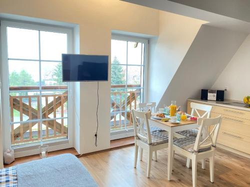 Televízia a/alebo spoločenská miestnosť v ubytovaní Apartament Węgorzewo przy porcie