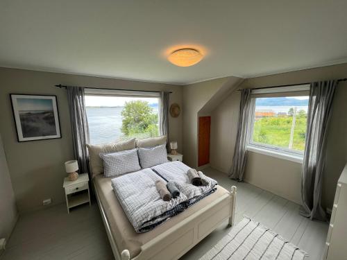 a bedroom with a bed with two teddy bears on it at Sjønært feriehus, båt tilgjengelig for leie in Ålesund