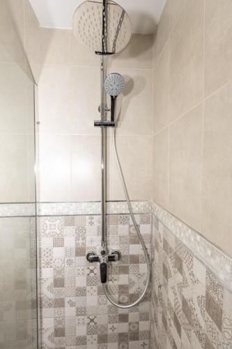 a shower with a shower head in a bathroom at PARAISO DREAMS in Playa Paraiso
