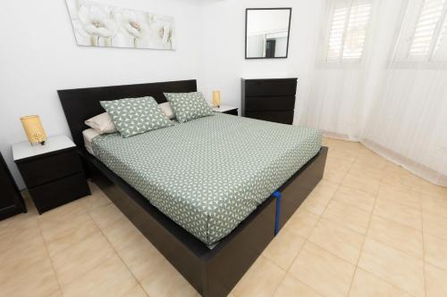 Un dormitorio con una cama en una habitación blanca. en PARAISO DREAMS, en Playa Paraiso