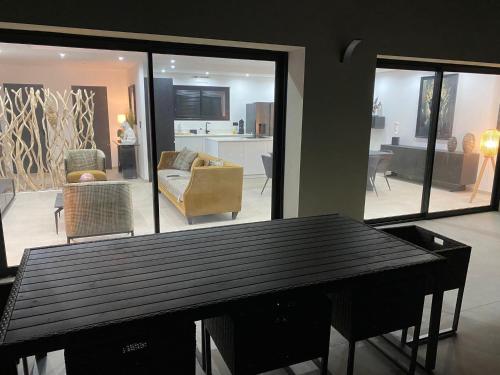 une salle à manger avec une table et un salon dans l'établissement La Renarde, au Lavandou