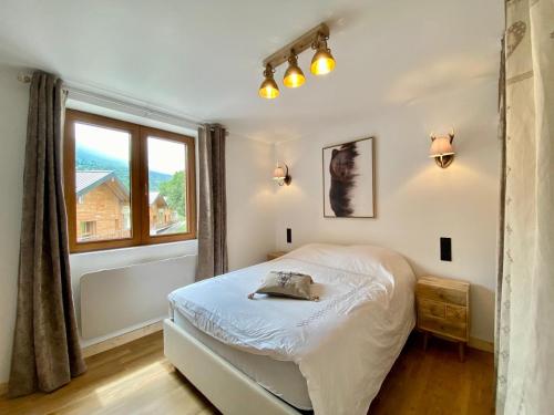 a bedroom with a bed and a window at Magnifique 3 Pièces 60m2 central et proximité du lac in Bozel