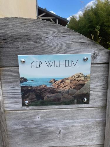 a sign that says keep willelin on a wooden box at Ker Wilhelm in Ploubezre