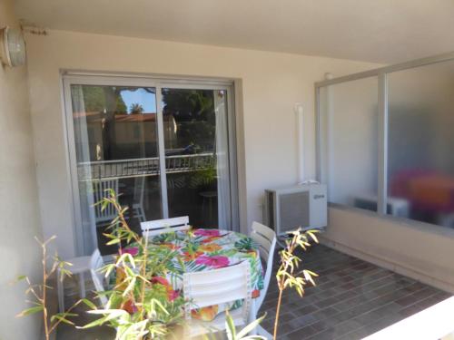 Studio port Hyères 200m mer parking privé