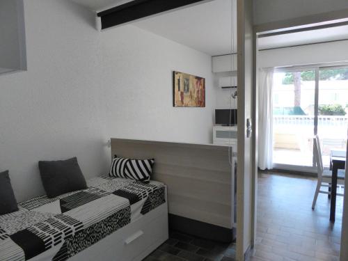 une chambre avec un lit et une salle à manger dans l'établissement Studio port Hyères 200m mer parking privé, à Hyères