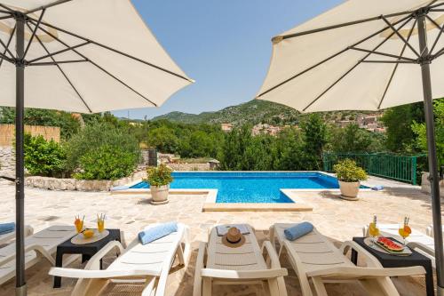 Villa Petmat - Elegant Country Villa with Private Pool & 6 Bedrooms