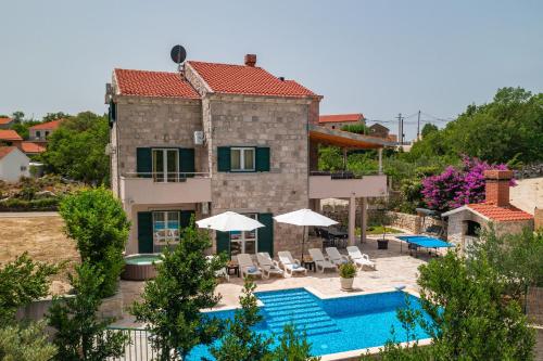 Πισίνα στο ή κοντά στο Villa Petmat - with private pool and 6 bedrooms