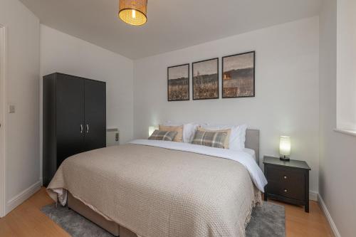 Ένα ή περισσότερα κρεβάτια σε δωμάτιο στο 3-Bed Serviced Apt near M62, Leeds - Ideal for Up to 6 Guests - Long Stay Options - Free Parking and Wifi