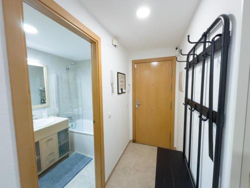 Ένα μπάνιο στο Lloret apartment & parking
