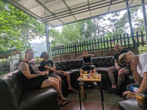 een groep mensen die op een bank zitten bij Og homes in Ha Giang